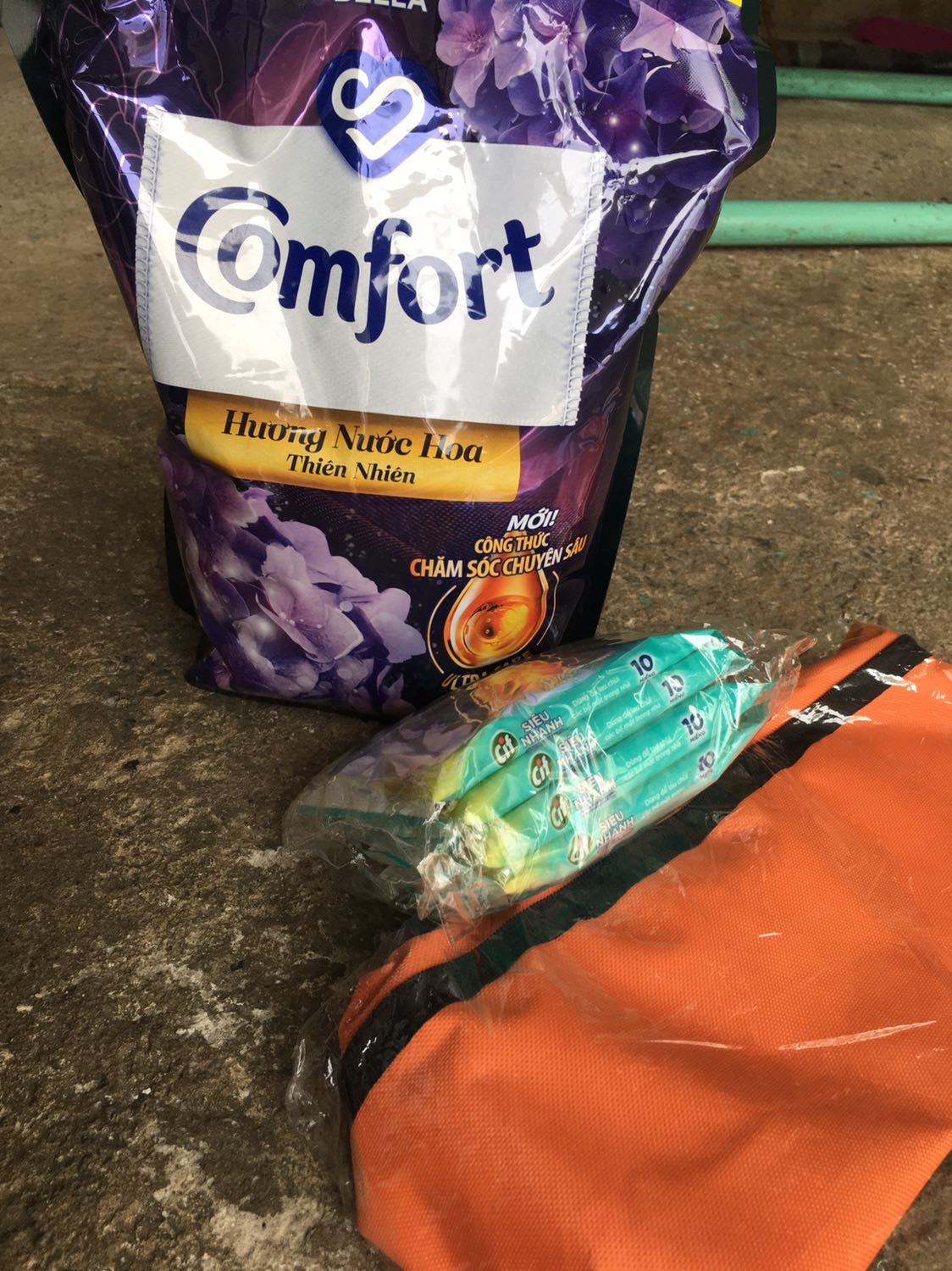 Về sản phẩm : sản phẩm tốt, đúng chính hãng, mùi thơm, giữ hương lâu trên qu62n áo. Hàng đúng chất lượng khi dùng cho giặc máy. 
Về dịch vụ: đóng gói cẩn thận, giá giảm tốt ngay chương trình ngày thương hiệu, còn được tặng quà. Hàng nên dùng cho mỗi nhà.