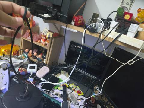 Cùng model, cùng 1 shop mà Đèn lại khác với loại đã mua vào ngày 21/8. Đèn mua lần 1 có công tắc, loại này không có, ngoài ra bắt muỗi cũng kém hơn. Quá Tệ