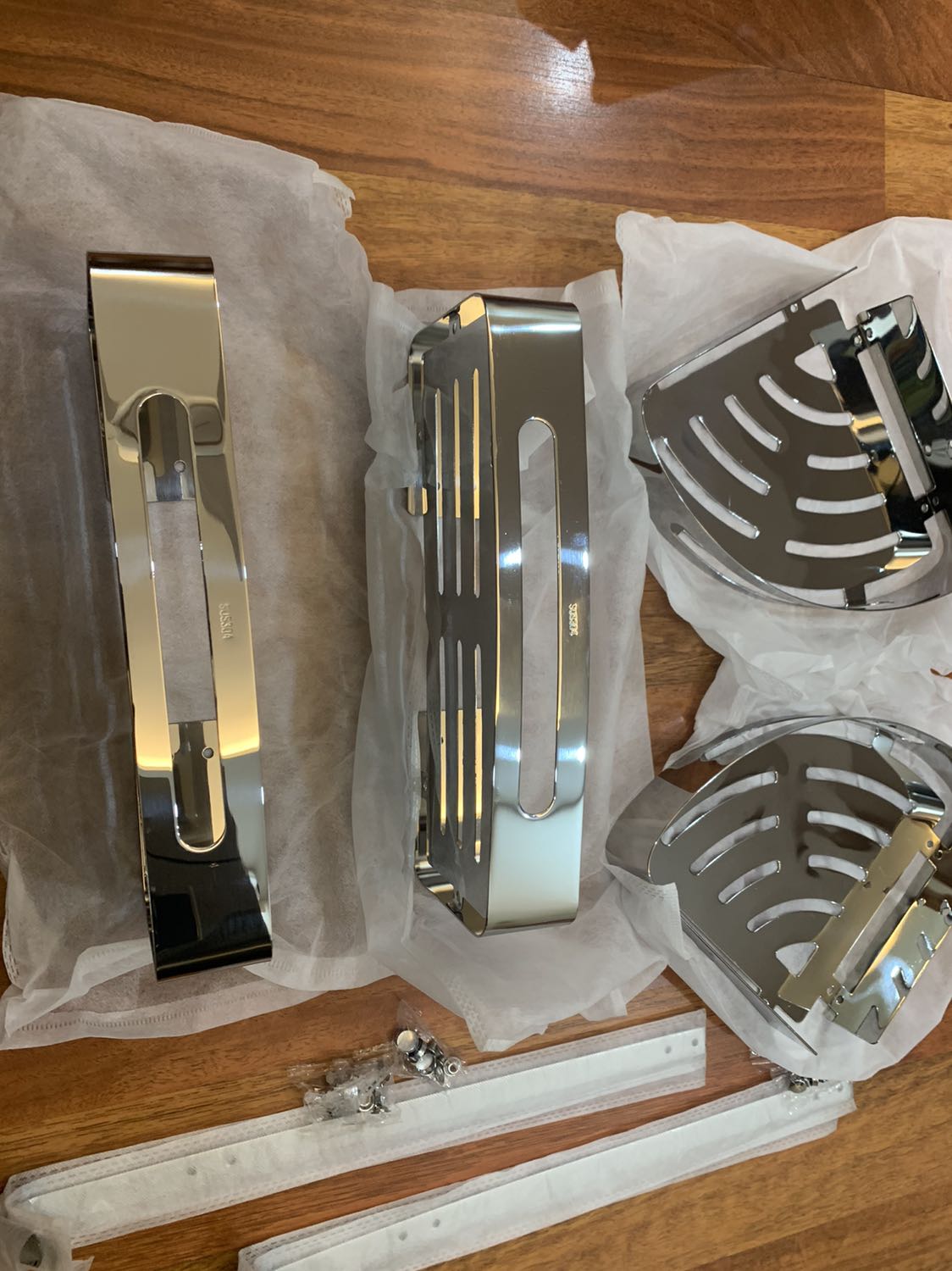 Kệ chất lượng dày dặn inox sáng bóng.