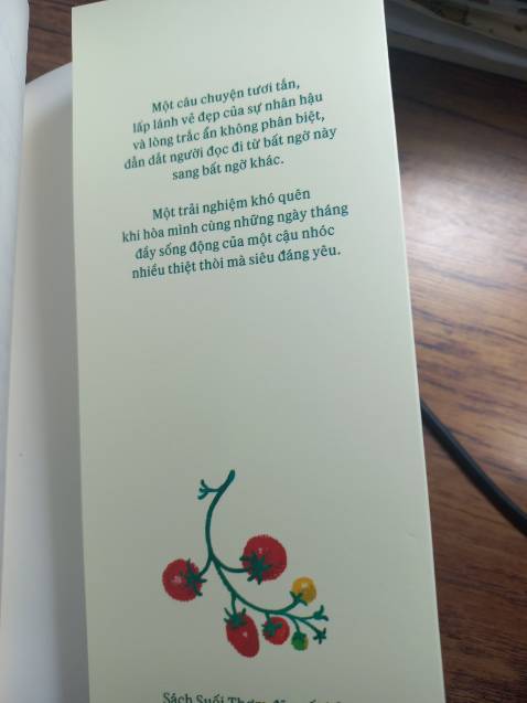 Sách mình nhận được bị bẩn kha khá ở bìa sau, trong sách không có bookmark, sách cũng không có seal bảo vệ bên ngoài. Hôm mình nhận hàng thì mưa rất to may mà sách không bị làm sao (cảm ơn đơn vị vận chuyển rấc nhiều ạaa!).
Mình rất háo hức để mở đơn nhưng nhận lại có phần hơi thất vọng xíu xiu. Mong TIKI có thể cải thiện khâu đóng gói ạaa.