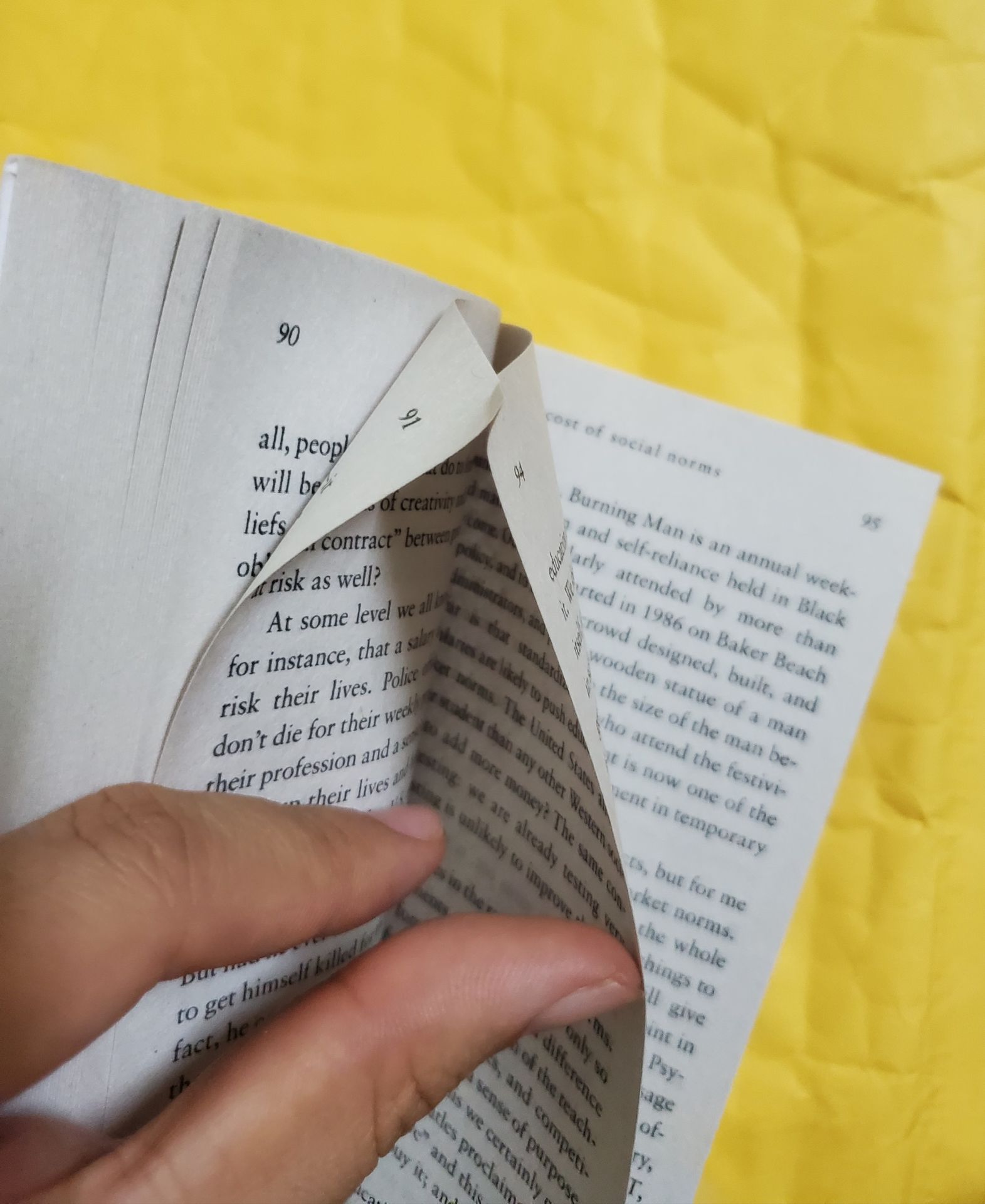 Shipper giao nhanh ngay trong ngày dù lúc giao cũng khá trễ, hơn 6h chiều rồi. Rất hài lòng.

Nhưng chất lượng sách thì tệ quá. Tệ nhất trong những cuốn sách ngoại văn mình từng mua. Chữ có những trang mờ nhòe (mình không hiểu sao chụp lên thì rõ hơn hẳn bên ngoài). Một số trang dính nhau phải dùng lưỡi lam rạch ra. Hình thức khác như bìa, góc, gáy thì mới ok không vấn đề gì. Chất lượng giấy thì mình quen rồi.