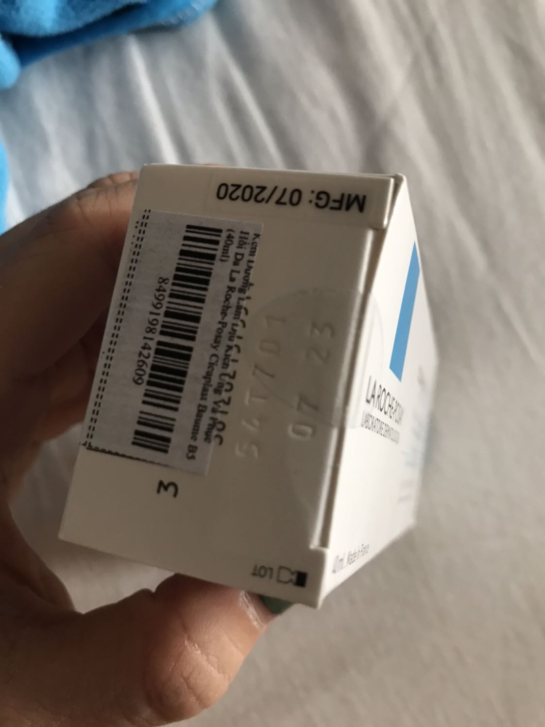 Mình đã sử dụng được 1 tgian, lúc đầu mình có hơi lăn tăn vì có review về e này kem đặc cgiac khá nặng mặt. Nhưng thực tế mình dùng rất oke, kem đặc, chỉ lấy cỡ hạt ngô là đủ nè, từ sáng tới chiều ko bị bóng dầu. Tối mình vẫn dùng e này, sáng hsau mặt vẫn mướt, 5 sao cho chất lượng giữ ẩm và phục hồi da. Cảm giác B5 của La Roche rất xịn xò nhé. 
Tiki giao hàng nhanh, hàng chính hãng, vẫn 10 điểm cho Tiki nè ❤️ 
Mình recommend em này cho những ai da hỗn hợp, da khô nhé
