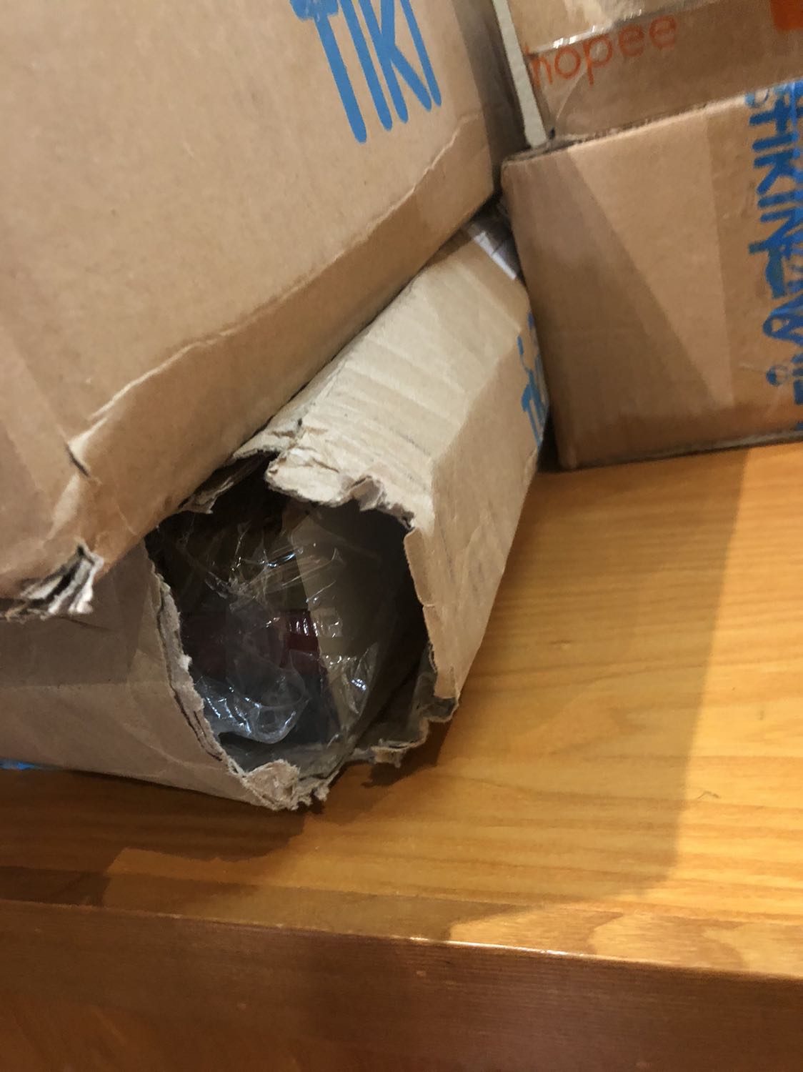 Sách thì 5 sao nhưng vận chuyển mình xin phép đánh giá 1 sao ạ. Do đợt này hội sách nên mình đã đặt khá nhiều trên Tiki, mà mình để ý là đơn vị giao hàng nào, đơn hàng từ kho nào bất kể xa gần thì hộp đựng đều như thế này đây. Có hộp thì sách bên trong còn có túi bọc chứ có hộp thì sách không hề được bọc hay gì luôn ạ. Mong Tiki sớm khắc phục vấn đề này.