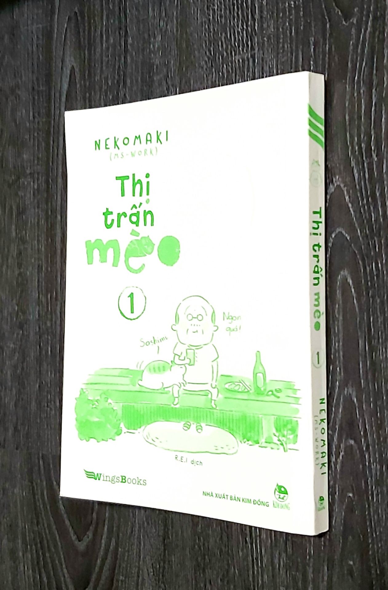 Bộ truyện tranh dễ thương kể về ông lão Daikichi  sống cùng chú mèo Tama sau khi vợ ông lão qua đời. Một người một mèo ngày ngày quấn quýt, bầu bạn bên nhau. Bộ sách chính là tập hợp những mẩu truyện về cs êm ả, bình lặng, trải qua bốn mùa của hai ông cháu.
Dịch vụ Tiki tiện lợi và thân thiện.