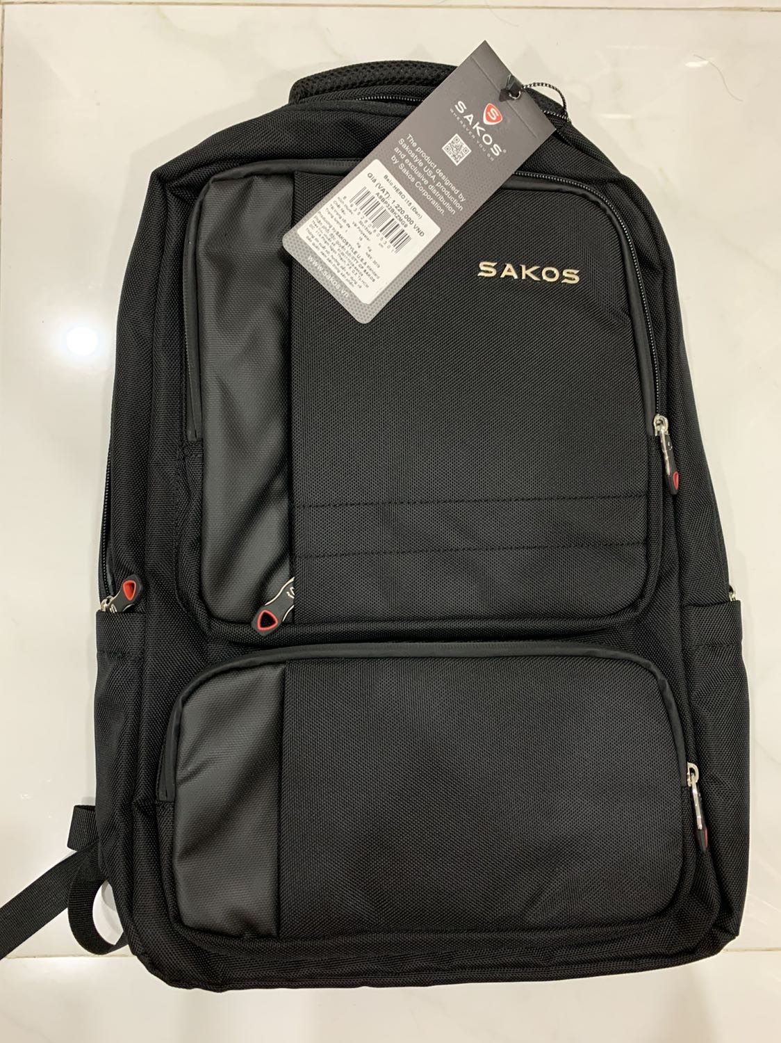 Balo chắc chắn, đường may đẹp, gọn phù hợp cho nhu cầu văn phòng (bỏ đủ laptop, giấy tờ, vài thứ gọn nhẹ khác). Bạn nào mua cho nhu cầu du lịch thì mình thấy không phù hợp vì không đủ không gian chứa nhiều đồ. Ngoài ra shop để hình balo màu xanh nhưng mình nhận được balo màu đen. Việc khiếu nại Tiki đổi trả khá mất thời gian nên mình giữ xài luôn. Nói chung mình hài lòng với chất lượng balo này.