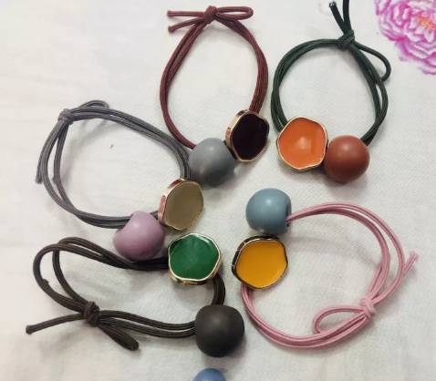 dây buộc tóc nasi morandi dễ thương lắm, dây chắc chắn co giãn tốt không kén tóc. Quá ok