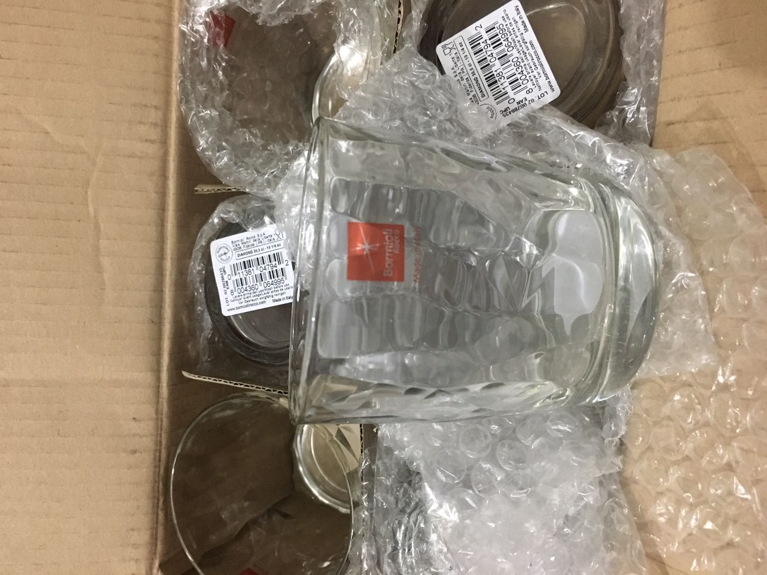 Khônh được đep như trong hình, thuỷ tinh dày, cầm chắc chắn, hộp thì cũ như muốn mục vậy, tóm lại ko thích lắm, đc cái đong gói thì kỹ khỏi lo