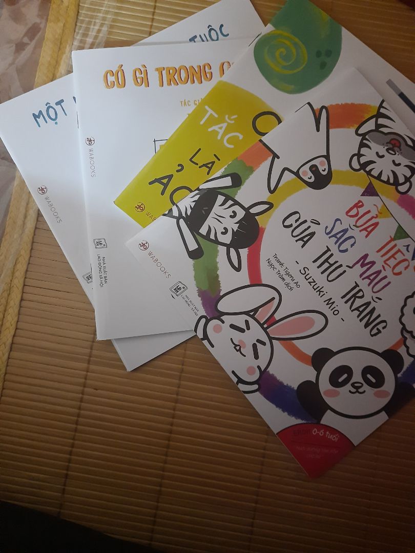 mình đã đặt mua ngày hôm qua và đến hôm nay đã nhận được hàng. Sách mới, được bọc cẩn thận, dễ thương cực kì luôn í. mình đã đặt mua ngày hôm qua và đến hôm nay đã nhận được hàng. Sách mới, được bọc cẩn thận, dễ thương cực kì luôn í.