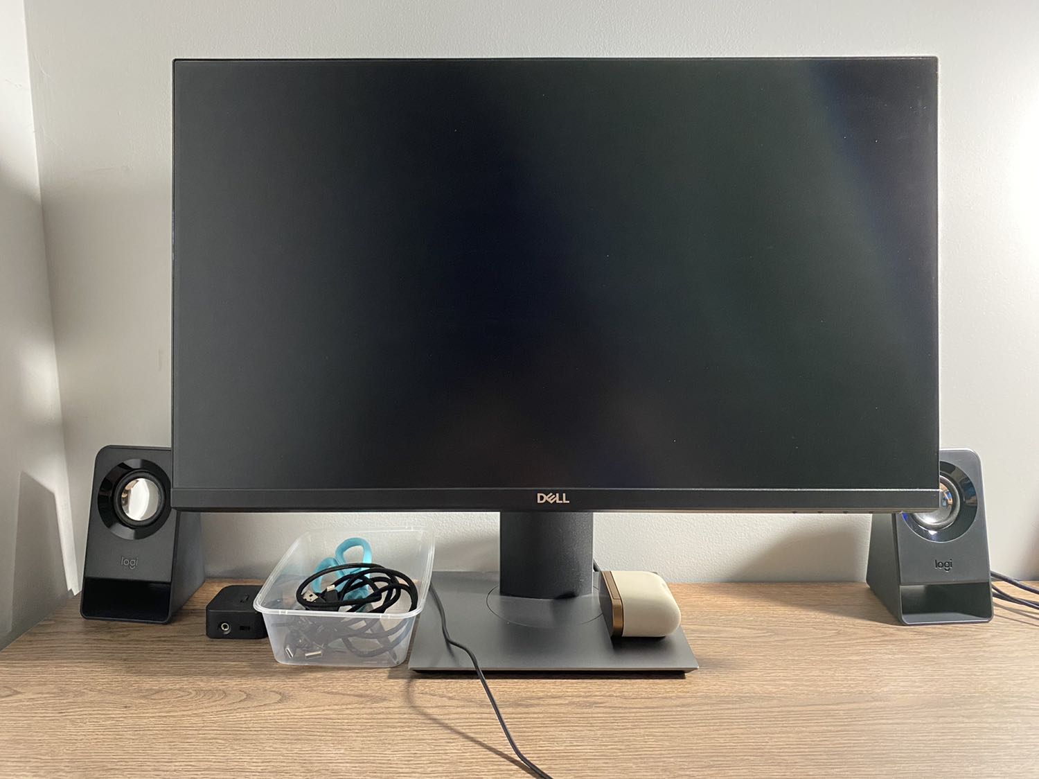 Loa nhỏ gọn, thiết kế hiện đại. Có 2 loa vệ tinh và 1 subwoofer, âm lượng vừa đỏ cho phòng làm việc nhỏ. Chất âm thì mình không kì vọng gì nhiều trong tầm giá này. Mình mua chủ yếu để bật nhạc trong lúc làm việc thì hoàn toàn đáp ứng được, phòng làm việc của mình cũng nhỏ chỉ tầm 16m2. 

À loa này có ưu điểm là xem phim khá hay nha, mình mở thử phim hành động lên coi khá là bất ngờ luôn đó. Xem phim okie vậy nên chắc chơi games cũng ổn đó.