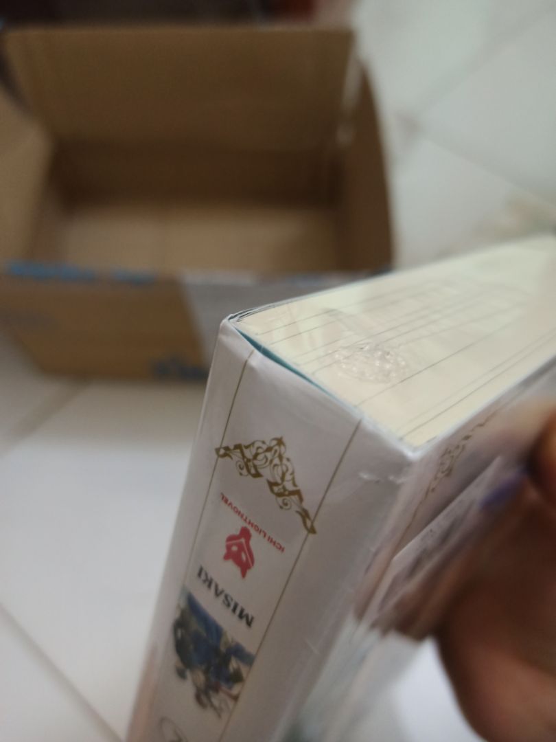 Đặt tối 29 sáng 30 giao luôn, mà chắc ngày lễ chạy ship nên gáy sách có hơi móp nhẹ, sách còn nguyên seal, phụ kiện đầy đủ, xinh xỉu.