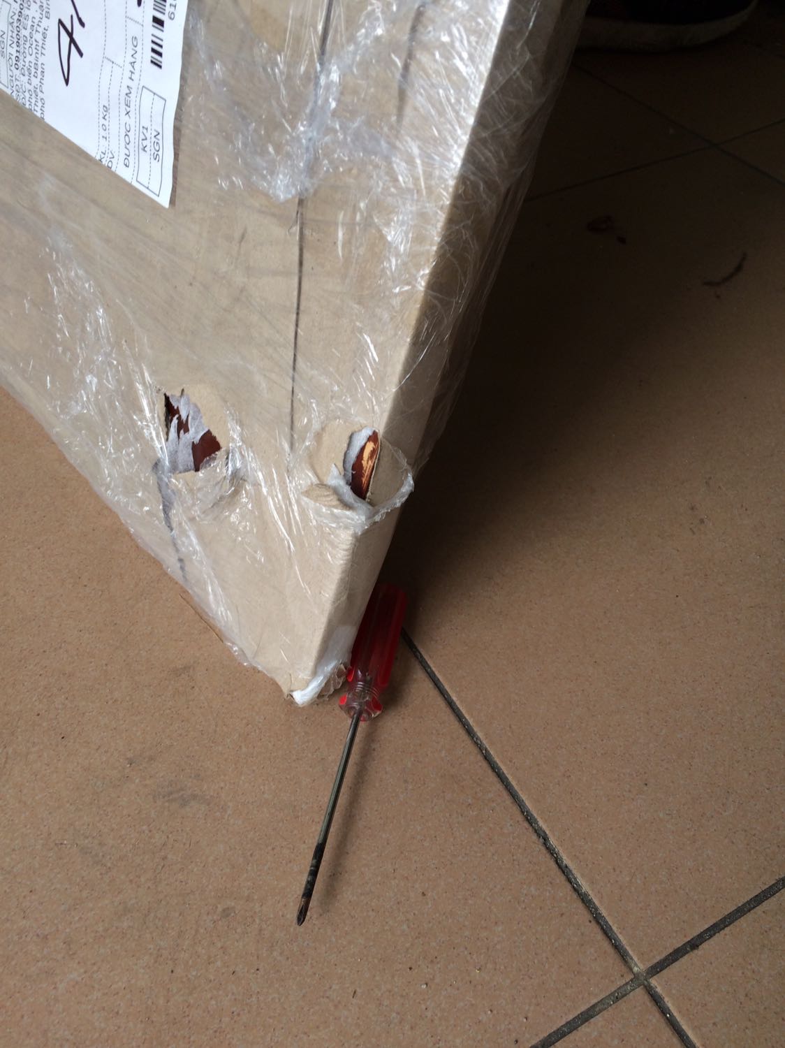 Đơn vị bán hàng đóng gói ko kỷ nên điện vị vận chuyển ko bảo quản kỷ nên cả 4 góc bị quăng rách cả bao gói làm trầy xuowcs cả mặt bàn.