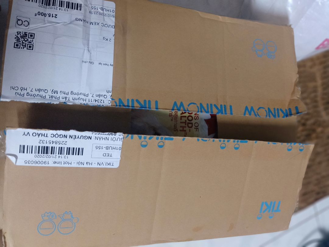 bao bị thủng một lỗ, có dán băng keo trong của tiki che lại, nhận được hàng lúc 3h để mấy tiếng thấy có kiến đi một hàng vào sản phẩm nên mới phát hiện vấn đề.