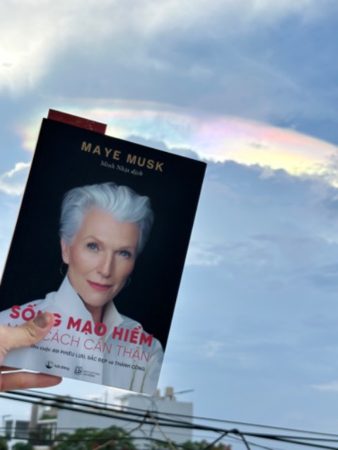 Trước khi mua mình cứ nghĩ tác giả chỉ là mẹ của elon musk thôi, sợ bà cứ viết những chuyện về ông. Nhưng không, cuốn sách hay và lôi cuốn đến bất ngờ nhé.