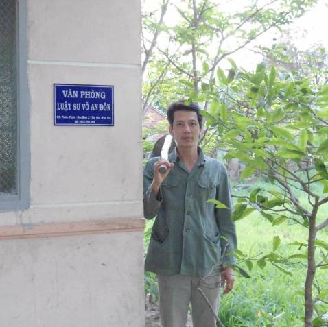 Năm mới đăng bài cũ Đầu tháng 11, các trang tin phản động ở hải ngoại liên tục đăng tải thông tin cựu luật sư Võ An Đôn và gia đình đã đến Mỹ định cư theo diện tị nạn chính trị. Đây là cách làm quen thuộc của các trang tin phản động, nhân cơ hội này khai thác ầm ĩ, xuyên tạc, bóp méo tình hình nhân quyền ở Việt Nam, để rồi sau đó tất cả rơi vào quên lãng, mặc cho các “nhà dân chủ” tự nuôi ảo vọng xứ người.
Mang ảo vọng qua xứ người, vừa đến Mỹ, Võ An Đôn đã lên facebook cá nhân kêu gọi: “Các luật sư Việt Nam đang tị nạn tại Mỹ thành lập “Đoàn Luật Sư Việt Nam Hải Ngoại” và “Phiên Tòa Nhân Dân”. Nhằm mục đích khai dân trí, tư vấn pháp luật miễn phí cho người dân trong nước và lên tiếng với những bất công của xã hội Việt Nam. “Phiên Tòa Nhân Dân” do các luật sư lập, xét xử bất kỳ quan chức nào trong bộ máy chính quyền Việt Nam vi phạm pháp luật hình sự Việt Nam…”.
Võ An Đôn vừa đăng lên, đã có người vào bình luận: “Tòa án nước nào chỉ có thẩm quyền trong nước đó. Ai đâu rảnh đi làm mấy chuyện này!”. Và rồi lời kêu gọi lạc lõng y như viên sỏi rơi tõm xuống ao bèo. Có lẽ Đôn chưa thấm thía, khi qua đến xứ này, Đôn chỉ là một trong số hàng triệu người nhập cư, vốn là vấn đề nóng bỏng đang chia rẽ nước Mỹ vì xã hội phải nai lưng ra nuôi chứ cũng chả danh giá gì 
Nhiều người biết Võ An Đôn đều tiếc cho người này. Sinh ra trong một gia đình nền nếp, được ăn học tử tế, là Trưởng văn phòng luật sư Võ An Đôn, từng tham gia bào chữa thành công một vài vụ tạo được sự chú ý của dư luận xã hội. Tiếc thay, không hiểu vì mờ mắt trước những lời tâng bốc nghĩ mình là vĩ nhân không gặp thời, hay bị đám phản động móc nối, hứa hẹn mà sau đó, Võ An Đôn lại lầm đường lạc lối, bước chân vào con đường “đấu tranh dân chủ”... quay ra chống đối chính quyền, thường xuyên đăng tải các bài viết, phỏng vấn có nội dung xuyên tạc tình hình, bôi xấu lãnh đạo Đảng, Nhà nước. Một trong những vụ việc này là ngày 28/10/2016, Võ An Đôn đăng lại clip trên trang facebook của mình, vu cáo Chủ tịch Quốc hội Nguyễn Thị Kim Ngân “57 xe nối đuôi nhau đưa Chủ tịch Quốc hội về thăm quê”. Khi cơ quan chức năng xác minh thông tin, thì ngày 28/10/2016, bà Nguyễn Thị Kim Ngân đang chủ trì Kỳ họp thứ 2, Quốc hội khóa XIV. Sau đó, Võ An Đôn có lấp liếm xin lỗi trên facebook.
Võ An Đôn liên tục cùng với những luật sư lắm tai tiếng tham gia bào chữa cho hàng loạt đối tượng có hoạt động chống đối chính quyền như: Trần Anh Kim, Lê Thanh Tùng, Nguyễn Ngọc Như Quỳnh… Đôn còn nhiều lần trả lời phỏng vấn các đài phản động nước ngoài với những nội dung vu khống, xuyên tạc chính sách pháp luật của Đảng và Nhà nước.
Tấm gương tày liếp
Chuyện các nhà “dân chủ” vỡ mộng về cuộc sống trời Tây chả phải hiếm hoi gì. Ảo mộng về thế giới tự do của Võ An Đôn khiến người viết nhớ lại trường hợp của Nguyễn Ngọc Như Quỳnh (blogger Mẹ Nấm, ở Khánh Hòa). Mà trong làng “dân chủ” thì tên tuổi Võ An Đôn chưa là gì so với Quỳnh.
Nguyễn Ngọc Như Quỳnh là một trong những thành viên sáng lập ra tổ chức “Mạng lưới blogger Việt Nam”, một tổ chức lợi dụng quyền tự do ngôn luận để tuyên truyền, xuyên tạc, đả kích chính quyền, chống phá Nhà nước. Năm 2014, Quỳnh sao chép, thu thập từ các trang mạng và thông tin trên báo, tập hợp 31 trường hợp người chết trong trại tạm giữ sau khi làm việc với công an, làm ra tập hồ sơ có tên gọi “Stop police killing civilians” (tạm dịch là: Phải chấm dứt việc cảnh sát giết dân thường). Ngày 19/4/2014, Nguyễn Ngọc Như Quỳnh dự định tổ chức sự kiện Cà phê nhân quyền lần 3 tại TP Nha Trang, Khánh Hòa thì bị phát hiện. Từ năm 2***, Quỳnh đã bị bắt giữ nhiều lần do tham gia các hoạt động chống đối, gây rối trật tự công cộng.
Những “nhà dân chủ” Việt Nam khi còn trong nước thì được các tổ chức phản động tung hô, gán cho đủ những danh hiệu mỹ miều, tranh thủ phỏng vấn, coi như những “tấm gương”, những “ngọn cờ” đấu tranh vì dân chủ, nhân quyền. Các tổ chức này còn bỏ tiền tài trợ cho những thông tin xuyên tạc, chống đối Đảng và Nhà nước Việt Nam trên báo đài hải ngoại và mạng xã hội. Khi các đối tượng vi phạm luật pháp, bị cơ quan chức năng xử lý thì kêu gọi bảo vệ, gây ồn ào dư để rồi tất nhằm kích động, chống phá. Đến khi được bảo lãnh ra định cư ở nước ngoài thì lặng lẽ chìm vào quên lãng. Điều đơn giản mà họ không nhận thức được là họ đã hết vai trò.
Tiếc cho một người lẽ ra đã trở thành một công dân tốt, một luật sư có triển vọng. Ảo vọng cá nhân đã khiến Võ An Đôn đánh mất mình, nay vẫn chưa tỉnh cơn mê, còn mơ mộng về những cái gọi là “Đoàn Luật Sư Việt Nam Hải Ngoại” và những “Phiên Tòa Nhân Dân”. Một thời gian nữa, rất nhanh thôi, sẽ không còn ai nhớ đến con người vong quốc ấy. Đầu tháng 11 các trang tin phản động ở hải ngoại liên tục đăng tải thông tin cựu luật sư Võ An Đôn và gia đình đến Mỹ định cư theo diện tị nạn chính trị Đây là cách làm quen thuộc của các trang tin phản động nhưng cơ hội này khai thác ầm ĩ xuyên tạc bóp méo tình hình dân quyền ở Việt Nam Để rồi sau đó tất cả rơi vào Quên Lãng mặc cho các nhà Dân chủ tự nuôi ảo vọng nơi xứ người theo báo Phú Yên nhưng với tôi đó là minh chứng sống động và lộng lẫy về một Việt Nam nơi xã hội pháp quyền chỉ là miếng bánh vẽ không hơn không kém lên TV mà mua Bởi lẽ việc một luật sư không thể hành nghề bào chữa trên chính quê hương mình không thể bào chữa cho thân chủ Mặc dù thân chủ phạm tội các tội này đều được quy định bởi các điều luật hẳn hoi trong bộ luật hình sự cho thấy câu nói xã hội công bằng dân chủ văn minh trong cương lĩnh tranh cử của Nhà nước Cộng hòa Xã hội Chủ nghĩa Việt Nam chỉ là bánh vẽ bởi Nếu không là bánh vẽ sẽ không bao giờ có chuyện một luật sư phải đi tìm một quốc gia để đi tị nạn chính trị chính trị ở nước thứ ba vì bị tước thẻ hành nghề một cách vô lý hay bị cho là lắm tai tiếng khi liên tục cùng với những luật sư tham gia bào chữa cho hàng loạt công dân vì vi phạm các điều luật được quy định trong Bộ luật hình sự nước Cộng hòa Xã hội Chủ nghĩa Việt Nam lợi dụng các quyền tự do dân chủ xâm phạm lợi ích hợp pháp của tổ chức cá nhân làm tàng trữ phát tán tuyên truyền thông tin tài liệu vật phẩm nhằm chống Nhà nước Cộng hòa Xã hội Chủ nghĩa Việt Nam hoạt động nhầm lật đổ chính quyền nhân dân khi tham gia bào chữa cho các bị cáo Trần Anh Kim Lê Thanh Tùng Nguyễn Ngọc Như Quỳnh Bởi lẽ tòa án Viện kiểm sát cảnh sát mà đứng đầu là tòa án trong đó đại diện quan trọng nhất là thẩm phán luật sư là thiết chế đại diện cho một xa hội công bằng dân chủ văn minh và cũng đã không có những bình luận kiểu tòa án nước nào chỉ có thẩm phán trong nước đó bởi lẽ khi một Luật sư bị tước thẻ hành nghề trong một xã hội mà công bằng dân chủ văn minh chỉ là bánh vẽ thì việc kêu gọi thành lập một liên đoàn luật sư ở ngoài nước khi đi ti nạn là điều đương nhiên để hành nghề Bởi không có quy định nào bắt buộc không cho phép người Việt Nam ở nước ngoài trợ giúp pháp lý cho đồng bào mình còn ngược lại việc một quốc gia mà xã hội công bằng dân chủ văn minh được đặt lên hàng đầu nhưng lại buộc công dân phải đi tìm một quốc gia nạn chính trị ở một nước thứ ba mà công dân nước mình là một luật sư tị nạn vì bị tước thẻ hành nghề trong khi công dân nước mình chỉ là một luật sư bị tước thể hành nghề trong số hàng triệu người nhập cư vốn là một vấn đề nóng bỏng đang gây chia rẽ nước Mỹ về xã hội phải nai lưng ra để nuôi một luật sư phải đi tị nạn chính trị bị tước thẻ hành nghề cấm xuất nhập cảnh và bị coi là một món hàng trao đổi lợi ích kinh tế ở một đất nước Như Việt Nam nơi mà pháp quyền được coi là của dân do dân và vì dân và mục tiêu xã hội công bằng dân chủ văn minh là mục tiêu Tối Thượng thì việc một luật sư bị tước thẻ hành nghề và phải đi tị nạn ở một nước thứ ba cũng chẳng danh giá tường trình từ Việt Nam Nhân ngày quốc tế nhân quyền 10 tháng 12 Nguyễn Văn Cường tức blogger đơn thuần Nguyễn Sài Gòn Thứ Bảy ngày 9 tháng 12 năm 2023 trân trọng
Phú Yên Online - Bên kia bờ ảo vọng
baophuyen.vn
Phú Yên Online - Bên kia bờ ảo vọng
Đầu tháng 11, các trang tin phản động ở hải ngoại liên tục đăng tải thông tin cựu luật sư Võ An Đôn và gia đình đã đến Mỹ định cư theo diện tị nạn chính trị