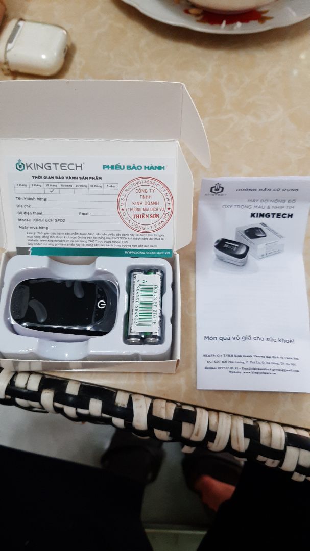 Máy đo Spo2 chính hãng, đóng gói cẩn thận, phụ kiện đầy đủ, dây đeo và 2 viên pin nguyên seal, kèm phiếu bảo hành 12 tháng, hướng dẫn sử dụng. 5* cho shop uy tín Máy đo Spo2 chính hãng, đóng gói cẩn thận, phụ kiện đầy đủ, dây đeo và 2 viên pin nguyên seal, kèm phiếu bảo hành 12 tháng, hướng dẫn sử dụng. 5* cho shop uy tín