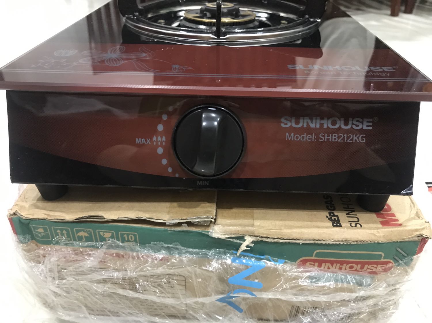 Mình mới nhận hàng xong, đóng gói cẩn thận. Mẫu mã giống trong hình nhưng màu hơi khc(đỏ đậm với đỏ nhạt). Góc bếp bị bong tróc.