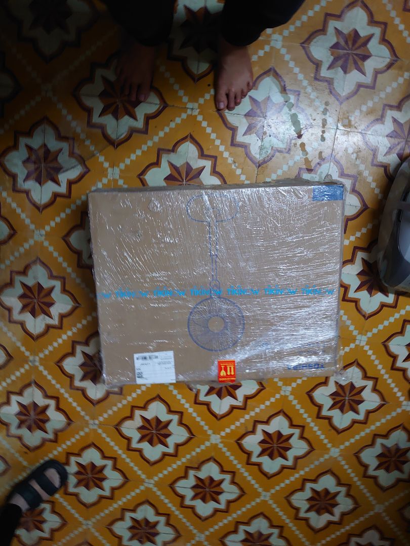 Thiết kế chắc chắn, gió thổi chất lượng cao. Điểm yếu khó thổi phía thấp do không bẻ cổ quạt chúi xuống đc