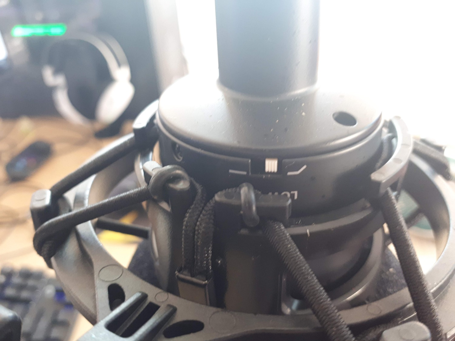 Tầm mic phổ thông thì dòng AT của Audio Technica là best rồi.
Thân mic đẹp và chắc chắn, thu tiếng cực kỳ nhạy và chính xác. Rất hút tiếng nên cũng thu luôn nhiều tạp âm môi trường nếu có.
Mic có kèm shockmount để lắp và túi đựng.
Mặt trước mic có in tên hãng và logo, tiếc là không có đèn led chỉ thị.
Mặt sau mic có 2 nút gạt:
 - Một là roll-off 80Hz giúp giảm các âm siêu trầm, giảm âm hơi các phụ âm "ph", "th", 
 "b", "p" giúp giọng nhẹ hơn và trong hơn, đồng thời giảm được một số tạp âm. 
 - Nút còn lại là padding 10Db giúp giảm âm lượng khi thu trực tiếp các nguồn âm có 
 cường độ cao,