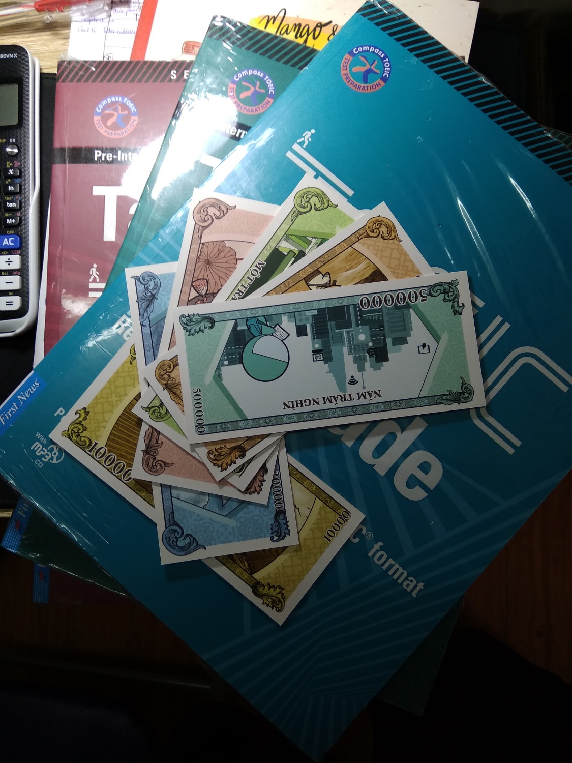 - Sách được bọc bóng kính mới nguyên (điểm mình thích nhất) để tránh bụi. Ngoài ra, mình đánh giá ngoại quan sản phẩm lần này rất đáng để mua và trải nghiệm: in màu, chất lượng giấy tốt, sáng nhưng không lóa, chữ in rất rõ ràng, khổ sách hơi rộng so với bình thường (khổ A4) ấy!... đúng chuẩn đặc trưng của sách First News :)) 
- Mình mua kèm cả 2 cuốn của Peggy Anderson (Taking the TOEIC 1 và 2) nữa, cả 2 sản phẩm cũng trong trạng thái tương tự. Chất lượng rất tuyệt vời!
- Ngoài ra, mình cũng đang thiếu bookmark để cài sách thì được Tiki tặng thêm. Rất cảm ơn Tiki về trải nghiệm dịch vụ, đơn hàng và sản phẩm lần này! Thanks so much!!!
P/s: điều duy nhất mình thắc mắc là sao bây giờ vẫn còn 1 số sách có đĩa CD nhỉ, có phần hơi không cần thiết, không tiện dụng và không phù hợp chăng?... Hy vọng sách này có đường link tải mp3 thì tốt hơn, hay QR Code đại loại thế.