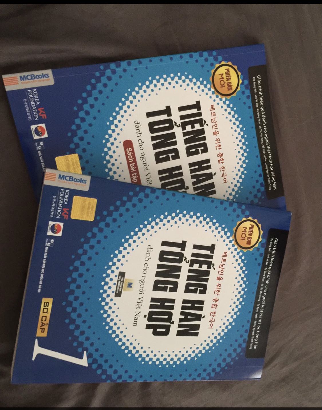 Sách giao nhanh, đóng gói cẩn thận. Còn được tặng kèm 1 bút bi. Sách rất dễ học vì có chia theo chủ đề, rất tốt cho người mới học