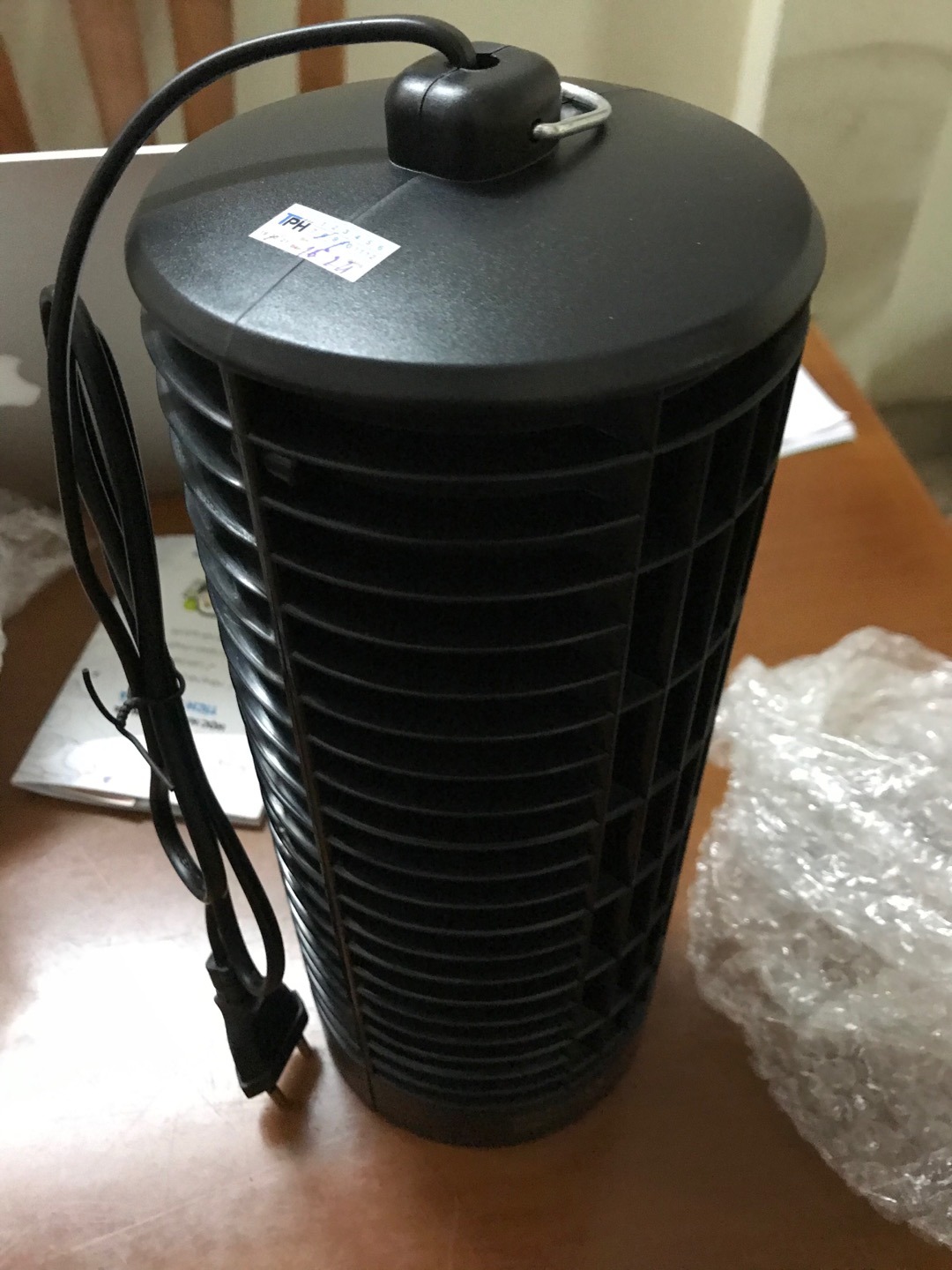 Mình mua mấy lần rồi, mua cho gia đình rồi hàng xóm cũng nhờ mua hộ. Ban đêm đèn mắt muỗi khá ok, thấy tanh tách liên tục, nhìn vào đèn thấy có xác muỗi. Độ bền thì xài 1 thời gian sẽ đánh giá sau