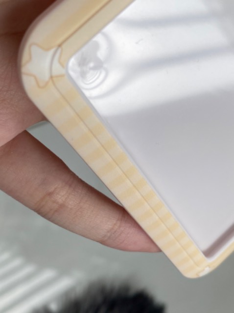 Lần này tiki giao hàng khá là nhanh so với những lần trước mình đặt. Nội dung truyện thì khỏi phải bàn cãi, phải nói Mộc Qua Hoàng là một trong những tác giả mà mình thích nhất. Đợt này nhà Daisy thật sự làm mình rất thất vọng, truyện mua về lúc bóc seal thì bị cong bìa áo,ép mãi mới thẳng ra. Dây đeo thẻ thì bị trầy, dấy hằn trên mặt trước của thẻ. Lúc mở pack gói dây đeo thẻ ra mình hoảng hồn luôn