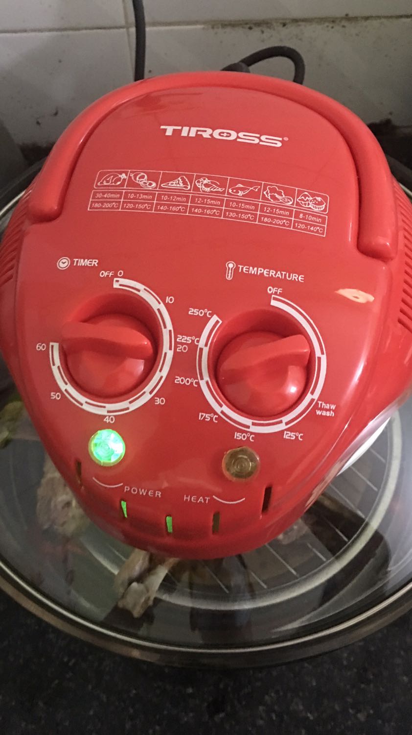 Nướng gà theo hướng dẫn trên nồi là 30-40 min nhiệt độ 180-200 độ mà ko chín phải lật lên nướng lại  
Ko có hướng dẫn tiếng việt nên khó biét được khi nướng đèn nướng tự động tắt bật là bình thường hay là ko bình thường