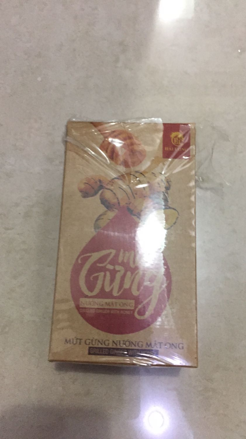 Vỏ hộp thiết kế trang nhã, bên trong mứt gừng đóng gói trong từng bao giấy nhỏ lịch sự khi đãi khách, ăn không cay lắm, vị ngọt dịu của mật ngon, có lẽ vì vậy mà giá hơi cao so với các loại mứt gừng truyền thống & cách đóng gói Thông thường khác