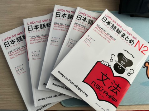 Giao hàng nhanh, đóng gói cẩn thận
Sách đẹp, giấy viết bảo vệ mắt. Tuy nhiên mình thấy cây bút tặng kèm khá xấu, làm uổng đi quà bonus của bộ sách Giao hàng nhanh, đóng gói cẩn thận
Sách đẹp, giấy viết bảo vệ mắt. Tuy nhiên mình thấy cây bút tặng kèm khá xấu, làm uổng đi quà bonus của bộ sách