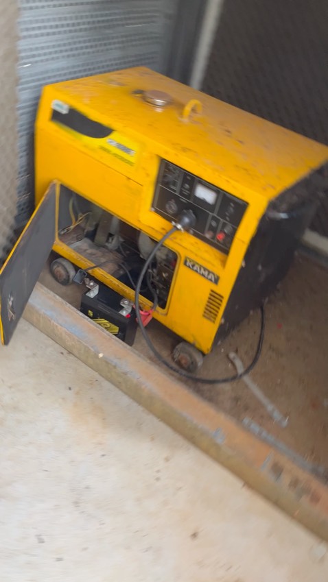 Acquy khá mạnh. Shop hỗ trợ ok điểm trừ duy nhất là lỗ cọc bình và ốc đi kèm nhỏ quá phải độ thêm chứ ko có cách nào kẹp vào đầu nối của máy nổ