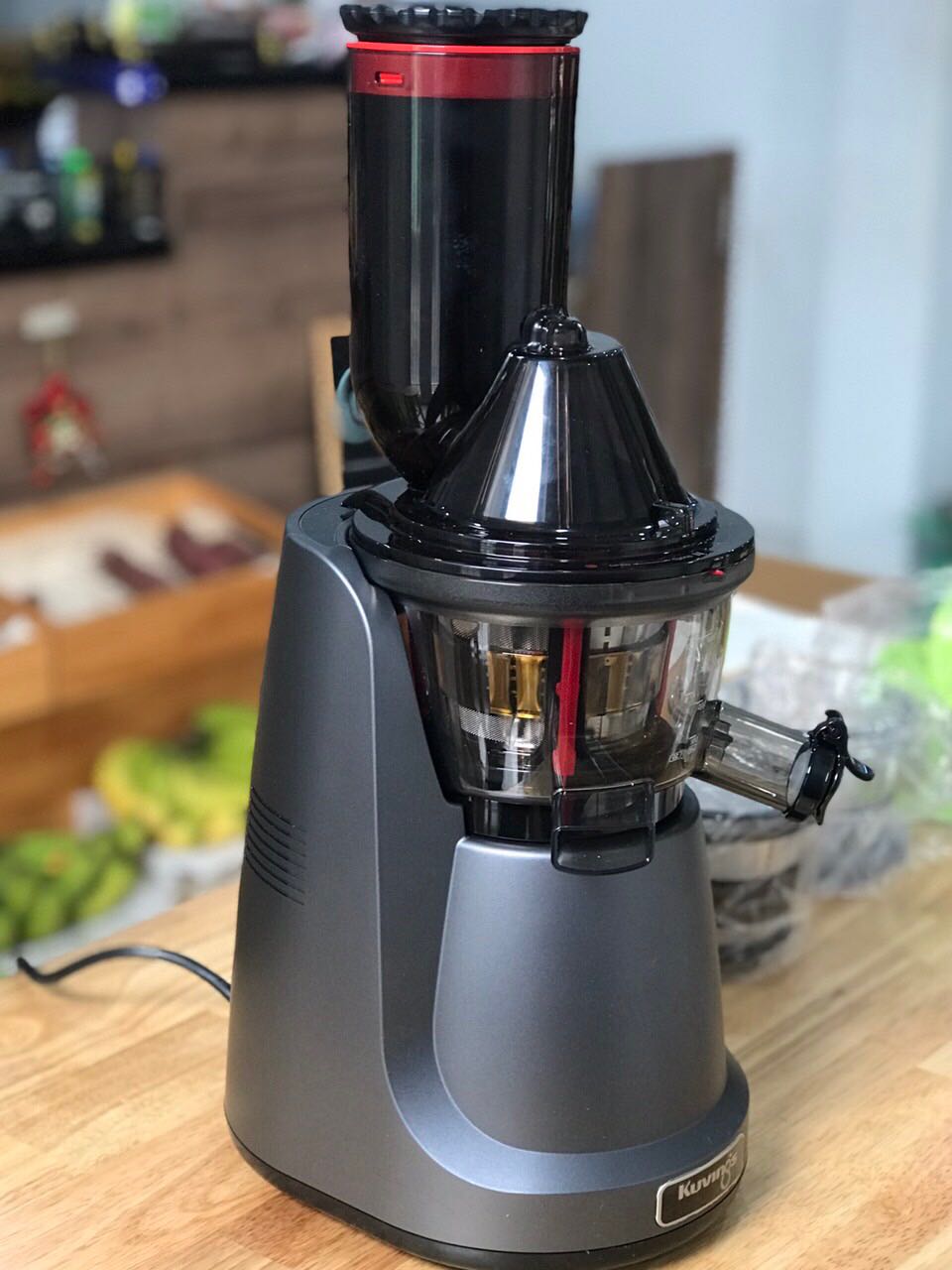 Dòng Kuvings này mình đã mua đến máy thứ 3 rồi nên khỏi bàn về sự hài lòng. NS321 là dòng máy phổ thông nhưng cận chuyên nghiệp, ép vô tư các loại rau củ(cần tây, kale...), trái cây(táo, thơm...).
Máy ép khoẻ, bền và đẹp.