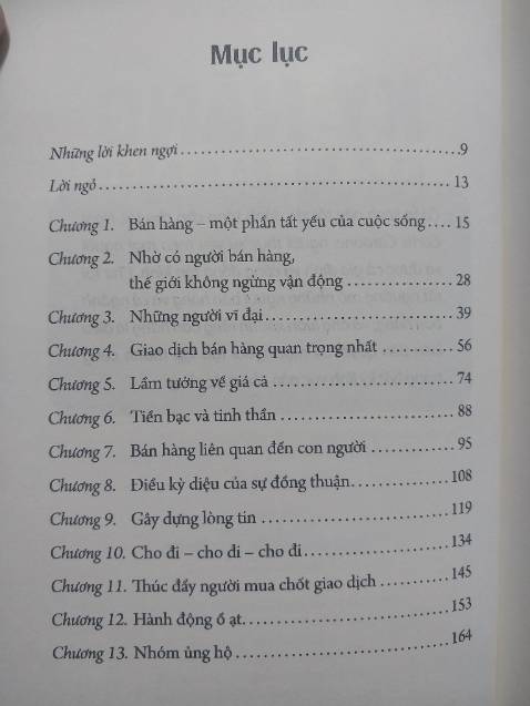 Đây là quyển sách theo mình giống như là một chỉ dẫn ban đầu cho những ai có sự quan tâm và bắt đầu tìm hiểu hay mới vào làm công việc bán hàng. Mình thấy đây như một cuốn cẩm nang tóm tắt lại các quan điểm ngắn gọn, hữu ích cần phải làm quen chứ tác giả không trình bày các kỹ năng nghiệp vụ chuyên sâu khi bán hàng. Đây là một tác phẩm cực kỳ dễ đọc và phù hợp cho mọi người nhưng để đem vào thực chiến bán hàng thì mình nghĩ cần phải học thêm các khóa đào tạo bên ngoài nữa. Các bạn nên mua và đọc quyển sách này, chúc các bạn đọc sách vui vẻ nhé !!!