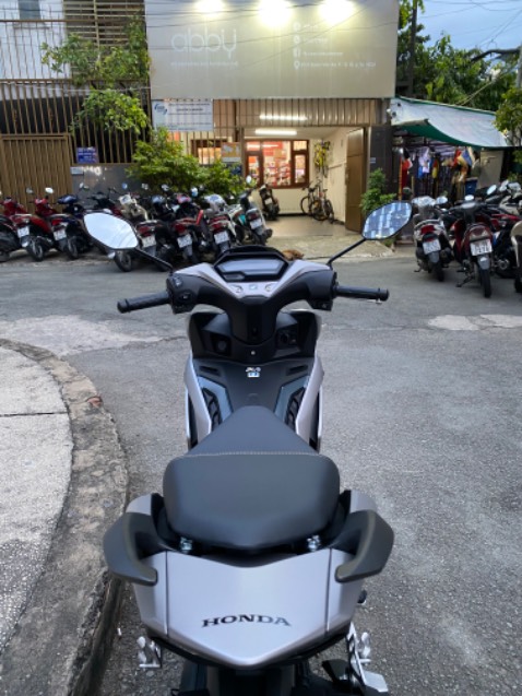 Lô hàng mới, xe và ốc đẹp, đã dán keo bóng, cảm ơn cửa hàng đã hỗ trợ nhiệt tình, cửa hàng hết xe nhưng khi khách cần gấp thì nhiệt tình chạy xuống kho lấy xe về cho khách.