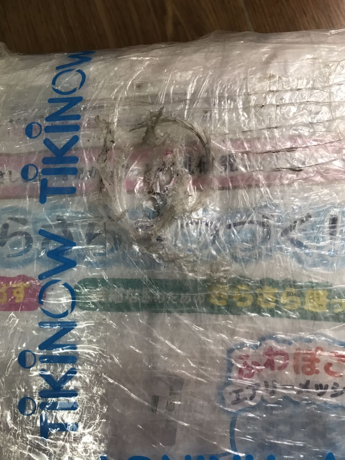 Mình mua hàng Tiki rất nhiều lần. Nhưng lần này rất kg hài lòng. Các bạn đóng gói lần sau phải cẩn thận hơn. Tả cho con nít xài mà đóng gói ẩu tả rùi đem giao khách như vậy là không được.
Về chất lượng tả thì rất tốt, con mình sd từ lúc mới sanh đến giờ.
Mình đánh 2 sao cho việc đóng gói quá tệ.