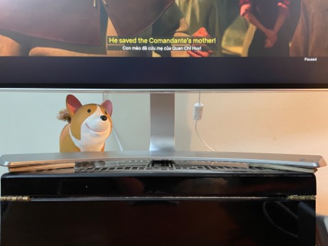 Màn hình đẹp, chất lượng hình ảnh tốt, sáng và rõ nét. Tuy nhiên màn hình k thể xoay gập được và có hơi chốc xuống, nên mình phải kê thêm giấy carton như thế này thì mới thẳng và chính diện được. 

Tiki giao hàng nhanh và giao hàng đúng thời gian dự kiến, bao bọc rất cẩn thận.