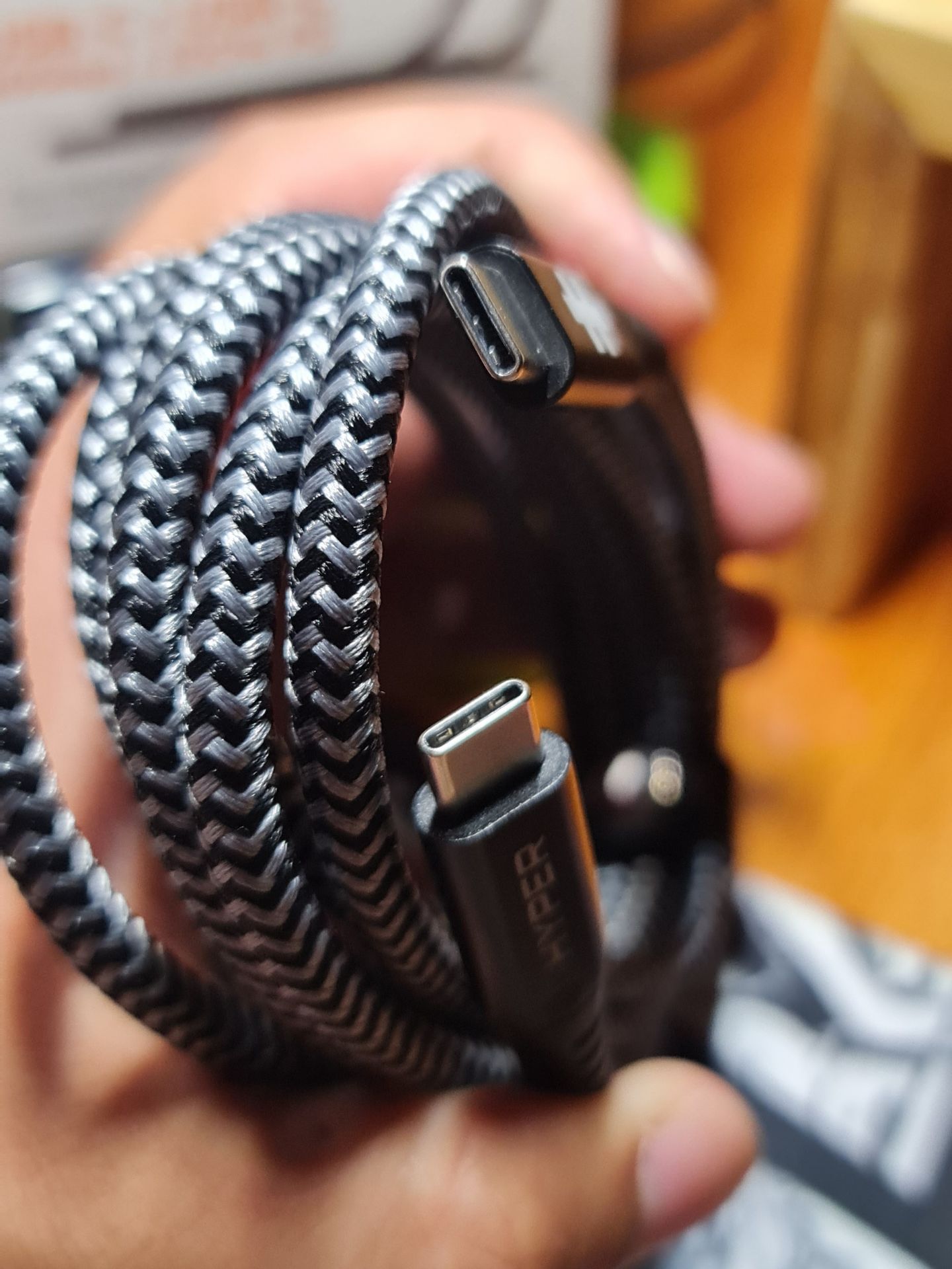 Dây sạc cứng cáp, xịn sò quá luôn, cầm mà chắc nịch. So sánh với cáp 100w của baseus mà thấy to hơn gấp rưỡi.
Quà tặng kèm cũng xịn sò không kém, mới đầu chưa hiểu là gì vì không có airtag.
Vote cho các bạn có nhu cầu tìm 1 dây sạc và truyền tải dữ liệu tốc độ!!