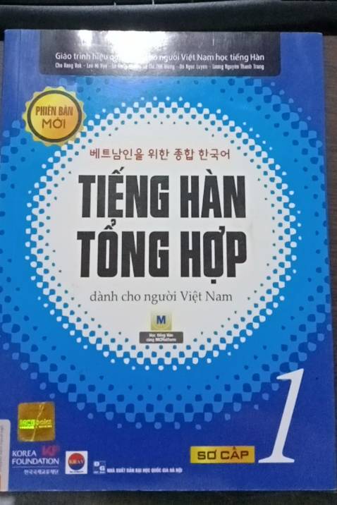 Sách mềm, giấy thơm, mới và mép sách không bị bóp trong quá trình giao hàng. Shop giao hàng nhanh đúng ngày và giờ. Đây là một trong những đầu sách hay và dễ cho những bạn mới bắt đầu bặp bẹ học tiếng hàn như mình. Hãy  thử mua và học nhé.