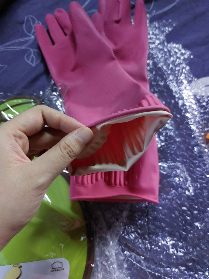 Giao hàng nhanh. Găng tay dày dặn, mình thử mang thì thấy dễ thao tác khi cọ rửa, không bị lùng chùng như mấy loại mình từng sử dụng trước đây.