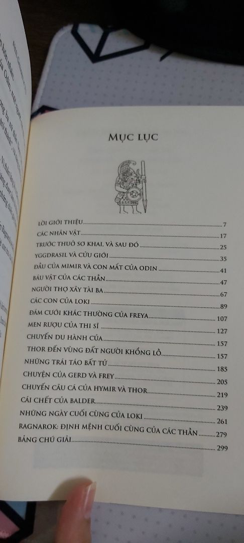 - Tiki giao nhanh, đóng gói kĩ, cho đến giờ mình vẫn chưa gặp phải trường hợp đáng tiếc nào nên vẫn tin tưởng mua sách của Tiki. Đặt cùng quyển Thần thoại Hy Lạp, cả 2 nguyên vẹn không rách, nhăn, móp, trầy gì hết, hoàn toàn MỚI TINH.
- Giá cả tất nhiên mềm hơn ra nhà sách mua nè.
- Hình thức: bìa mềm, màu tươi, láng o, chữ rõ nét. Hoa văn mạ vàng trên nền đen, in nổi, sờ vào rất thích, rất nổi bật. Ruột sách giấy vàng, dày, thơm, không hằn chữ trang sau. Chữ to rõ, đều màu, không lem cũng không mờ.
- Nội dung: 300 trang, văn phong mượt mà, tên giữ nguyên không bị phiên âm, chưa bắt ra được lỗi chính tả nào.
- Cảm nhận riêng: Mình vốn thích thể loại thần thoại nên không có ý kiến gì về các chi tiết thể hiện trí tưởng tượng, lối phóng đại, tư duy của người xưa, ngược lại còn thấy rất thú vị. Nếu bạn là một người khó tính, yêu cầu tính chân thực thì nên cân nhắc kĩ lưỡng, có thể ra nhà sách lướt vài trang rồi quyết định đặt mua nhé.