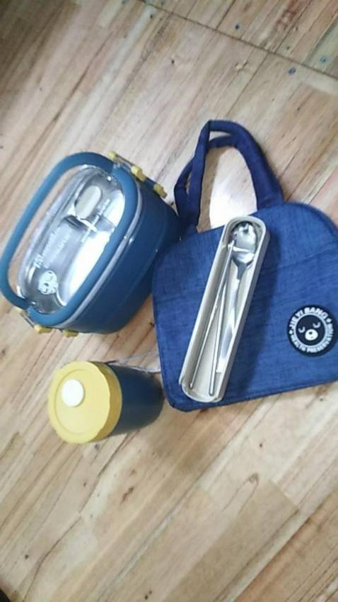 Shop giao đúng mẫu hộp cơm vừa xinh vừa gọn đầy đủ combo túi đựng cốc đựng canh thìa muỗng . Chưa dùng nên không biết giữ nhiệt lâu không . Như này so với túi tiền thì mọi người nên mua thử