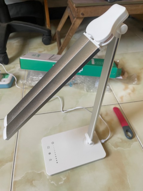 Vừa đập hộp sáng nay 20/03/23, nhận xét chung ban đầu là ổn áp, chức năng đèn như quảng cáo, nhưng mà dáng đèn mảnh khảnh quá nên đặt chỗ nào ít va quẹt chớ mình nghĩ rớt chắc gãy á :)). Đèn nhiều chế độ sáng, nhiều mức sáng, xoay, gập các hướng oke. Chỉ là với mức giá này sp khác nó có pin sạc (mua về cho cháu học bài, để nhà ko nên cũng ko cần) và cái sạc ko dây cho smartphone (cũng ko cần nốt, để cháu nó tập trung học), cá nhân mình thấy mấy chức năng đó tiện nhưng tích hợp nhiều giá lại vẫn nhiêu đó thì các bạn tự nghĩ xem có bền hay khum nha :))

Sp về sau ntn thì phải sử dụng mới biết đc, cám ơn mn đã đọc :))