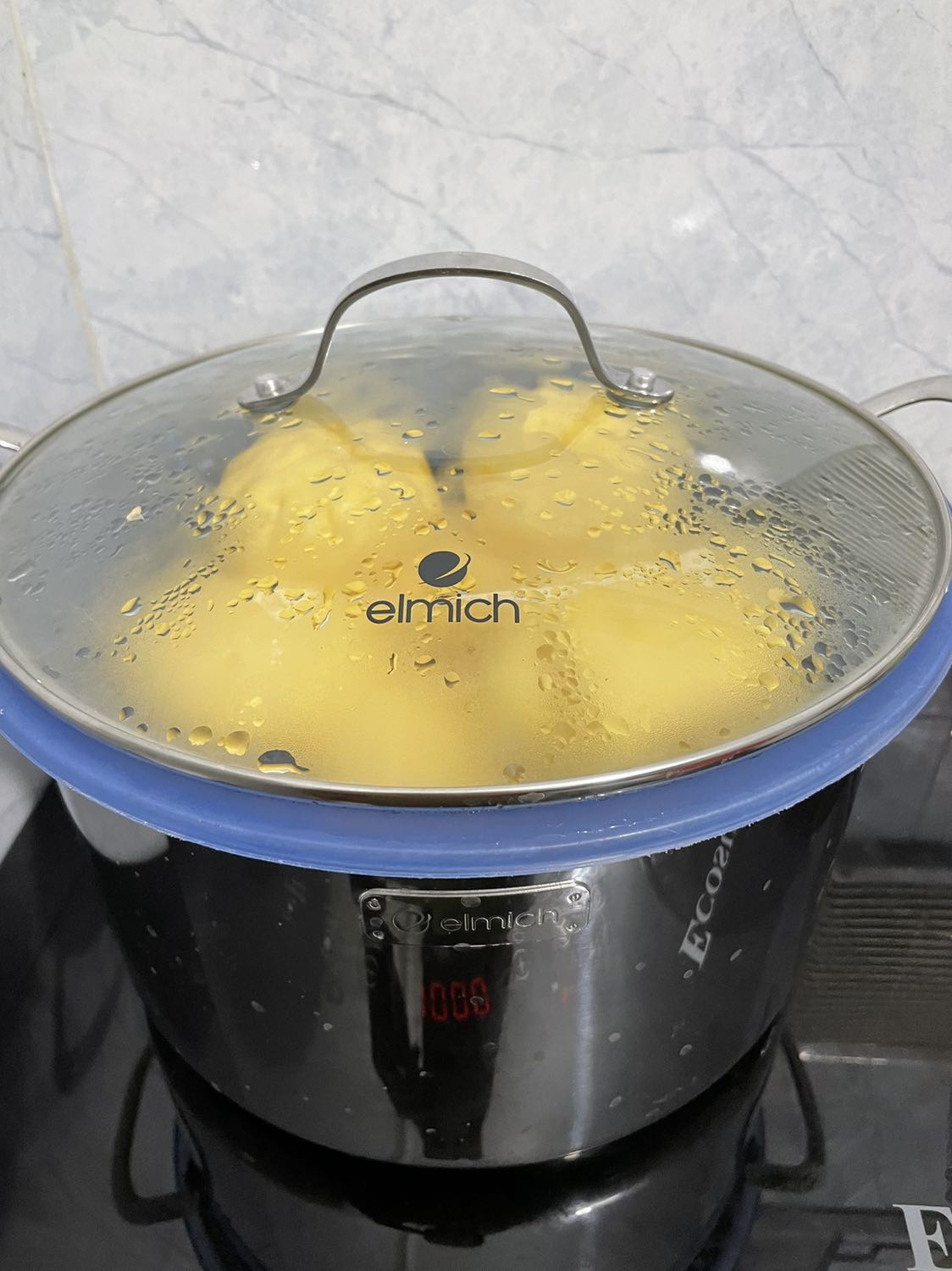 Đóng gói cẩn thận. Nồi cũng chắc chắn, dễ rửa nhưng vẫn bị loang