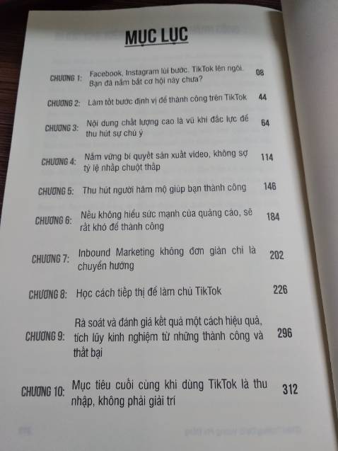 Sách giao không bị rách, móp bìa tuy nhiên mình tưởng có bọc lại nhưng không thấy bọc. Shop chú ý bọc lại cho khách nhé lỡ thấm nước cũng không ảnh hưởng tới chất lượng