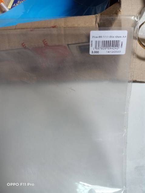 1 tấm bìa lá duy nhất. Nâng giá lên 20 mấy ngàn rồi giảm xuống còn 2 ngàn 8. Trong khi tem dán giá có 3 ngàn. Fahasha là nhả sách lớn mà làm ăn mất uy tín quá.