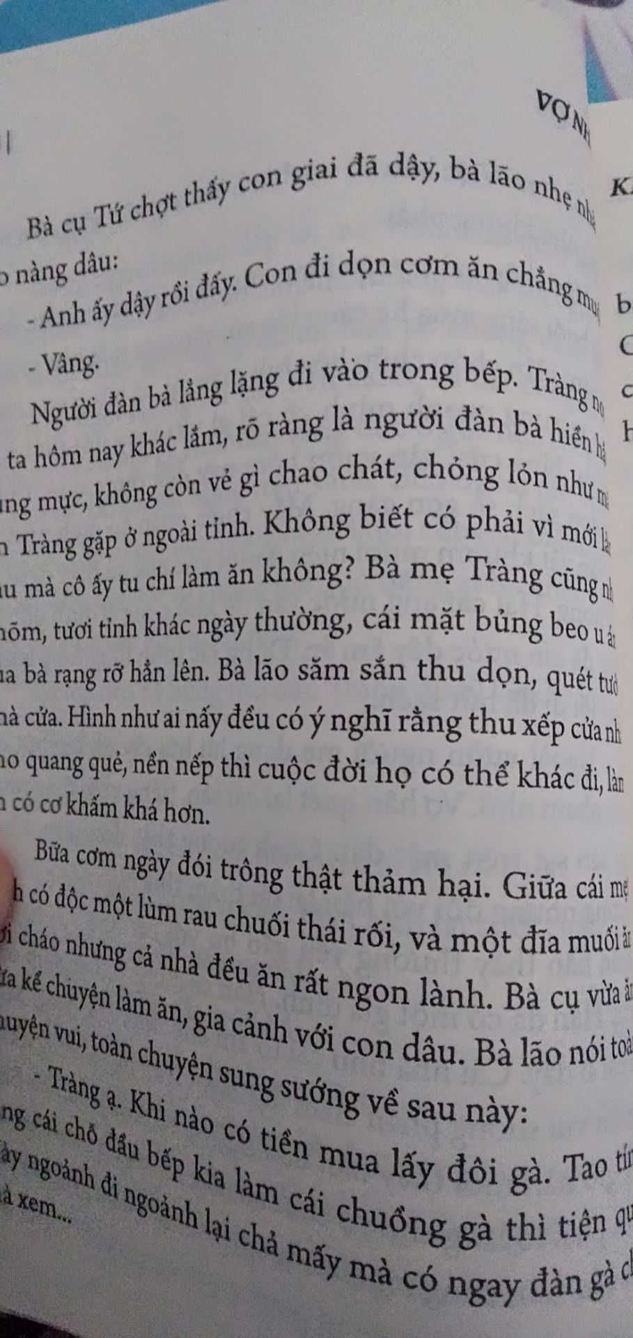 sách in sai chính tả, cái chỗ "bà lão săm sắn" ấy, sai từ "săm sắn", trong SGK thì in là "xăm xắn" nhé. Mình mới đọc tới đây mà đã sai như vậy, ko bt đọc tiếp sẽ như thế nào. Mong bạn chuyển lời đến nhà xuất bản