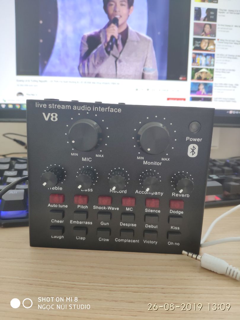 mình cũng đã mua, ko có bluetooth và âm nhỏ là do chưa mở ***ồn nha mấy chế, nhấn giữ nút trong suốt để bật ***ồn, nhưng ở đây người bán hàng ko tư vấn, ko mô tả, khách đánh giá nhiều ko trả lời. 
lỗi thứ 2 là ko live stream được, ko quay video được, nó thu bằng mic của đt chứ ko thu thông qua sound card này, nói chung sản phẩm cũng ko đáng mua, mua thử mất tiền *** thế là đủ, mua đồ xin tí mà dùng nha mn, còn ai live được thì  chỉ e với