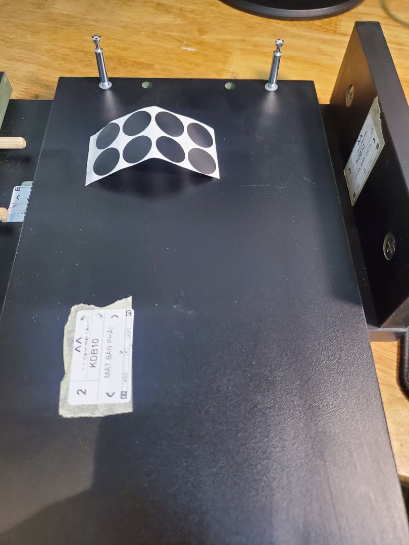 Cực kỳ xịn xò, đóng gói rất kỹ cẩn thận. Hướng dẫn lắp ghép tỷ mỉ, ốc vít và cách ghép các cạnh rất lạ, đóng vào cực kỳ chắc chắn.
Cửa hàng còn tỉ mỉ tặng thêm miếng dán không lộ vít, tặng thêm 1 bộ vít sơ cua nữa.
Chúc cửa hàng thành công với phong cách làm việc pro thế này

P/s Có phần góc hơi bị dập chắc do vận chuyển.