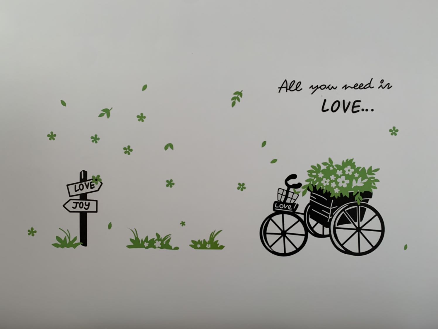 Sản phẩm dán tường rất đẹp, dính tốt, màu sắc sinh động. Cám ơn Tiki luôn giao hàng đúng hẹn!