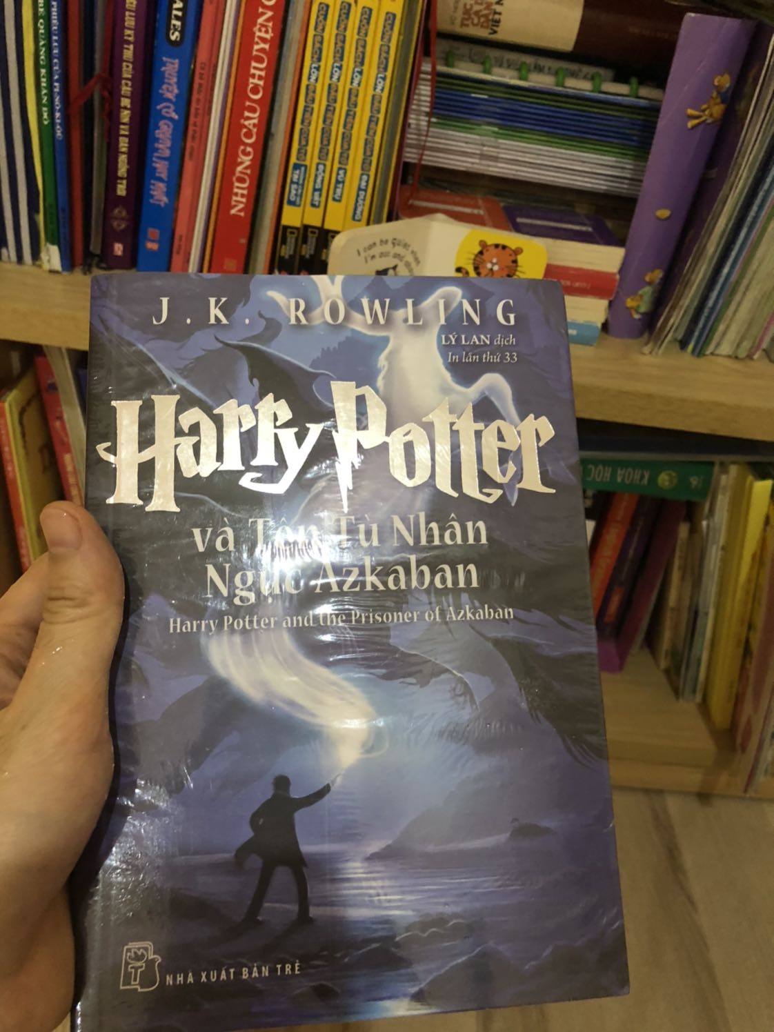 Giá: thời điểm mình mua giá là 348k+35k phí ship. 
Về nội dung: siêu hay, nên có trong tủ sách gia đình (bố mẹ con cái đọc đc tuốt). 
giao hàng: khá nhanh. 
Đóng gói: theo phong cách hơi bị lãng phí đặc trưng của tiki
Chất lượng sản phẩm: sách chuẩn có tem của nxb, giấy in theo kiểu thân thiện môi trường rất thích, chữ to dễ đọc.
Điểm không hài lòng: 4 quyển thì có 2 quyền không bọc kín, hơi bẩn và quăn góc nhưng không đến nỗi lắm nên không yêu cầu đổi trả do vấn đề này.