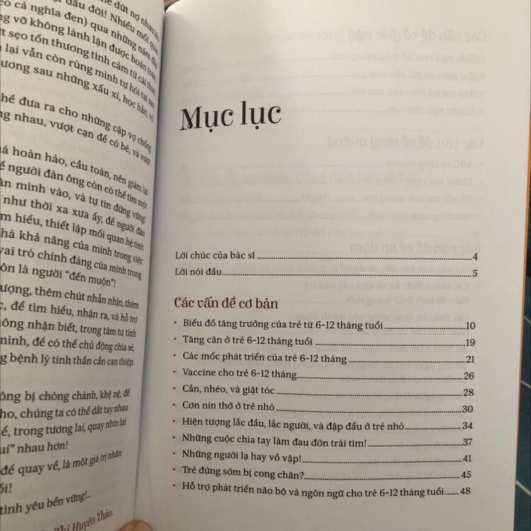 Sau khi đọc xong cuốn “Chào con! Ba mẹ đã sẵn sàng” thì mình tiếp tục mua cuốn này để đủ bộ kiến thức cơ bản khi chăm sóc em bé. Bộ sách 2 cuốn của bác sĩ Huyên Thảo đúc kết vừa đủ kiến thức hữu ích dành cho các ba mẹ lần đầu có con, 1 cuốn dành cho giai đoạn 0-6 tháng tuổi, cuốn này dành cho 6 - 12 tháng tuổi, giải đáp gần như các vấn đề thường gặp cũng như các quan niệm dân gian về chăm sóc mẹ và bé từ ông bà xưa có thật sự đúng khoa học hay không… Đặc biệt vì tác giả là người Việt nên thông tin truyền tải trong sách rất dễ tiếp cận và quen thuộc, rất sát thực tiễn.